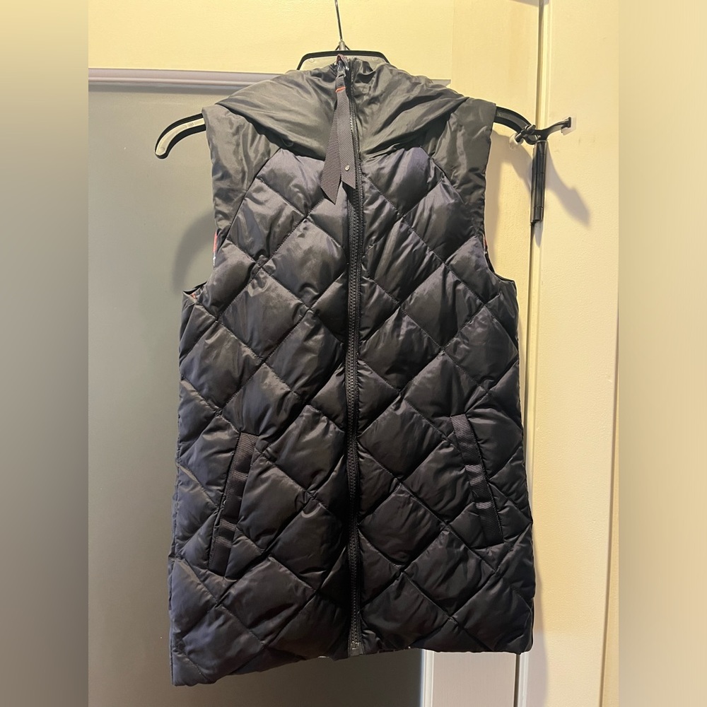 Lululemon Vest woman xs/2 woman- no tag attached- preowned/excellent condition